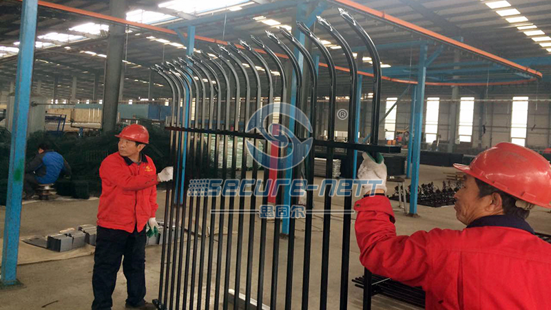 Hot dipped galvanized extension arms steel fencing