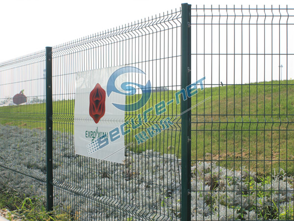 China Galvanized welded wire mesh fence