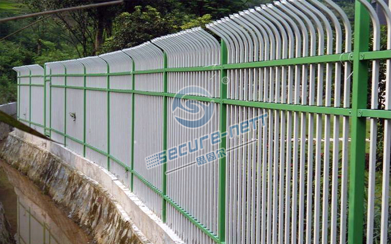 steel fencing Adaptability